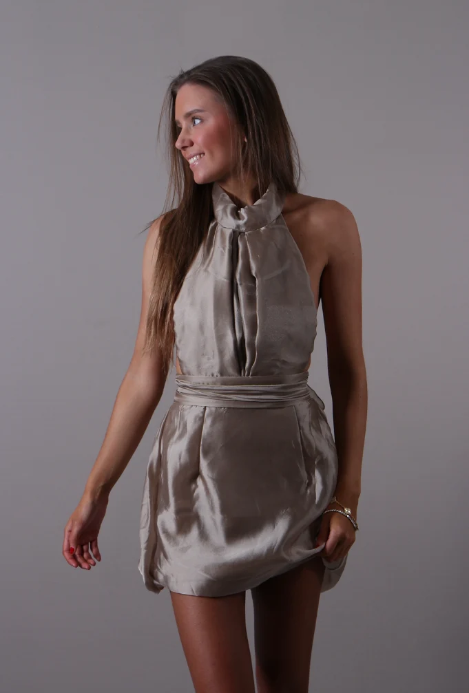 Milliie - Oline kjole - Elegant Halterneck minikjole - Beige eller sort