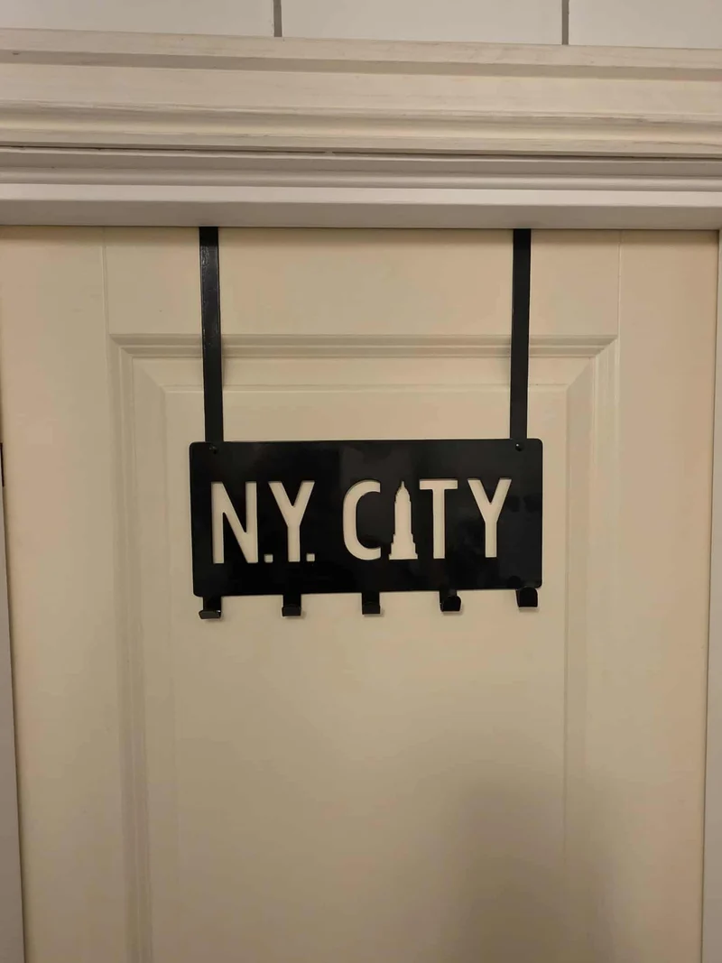 Dørhenger NY CITY i stål 30 x 33 cm - svart eller grå
