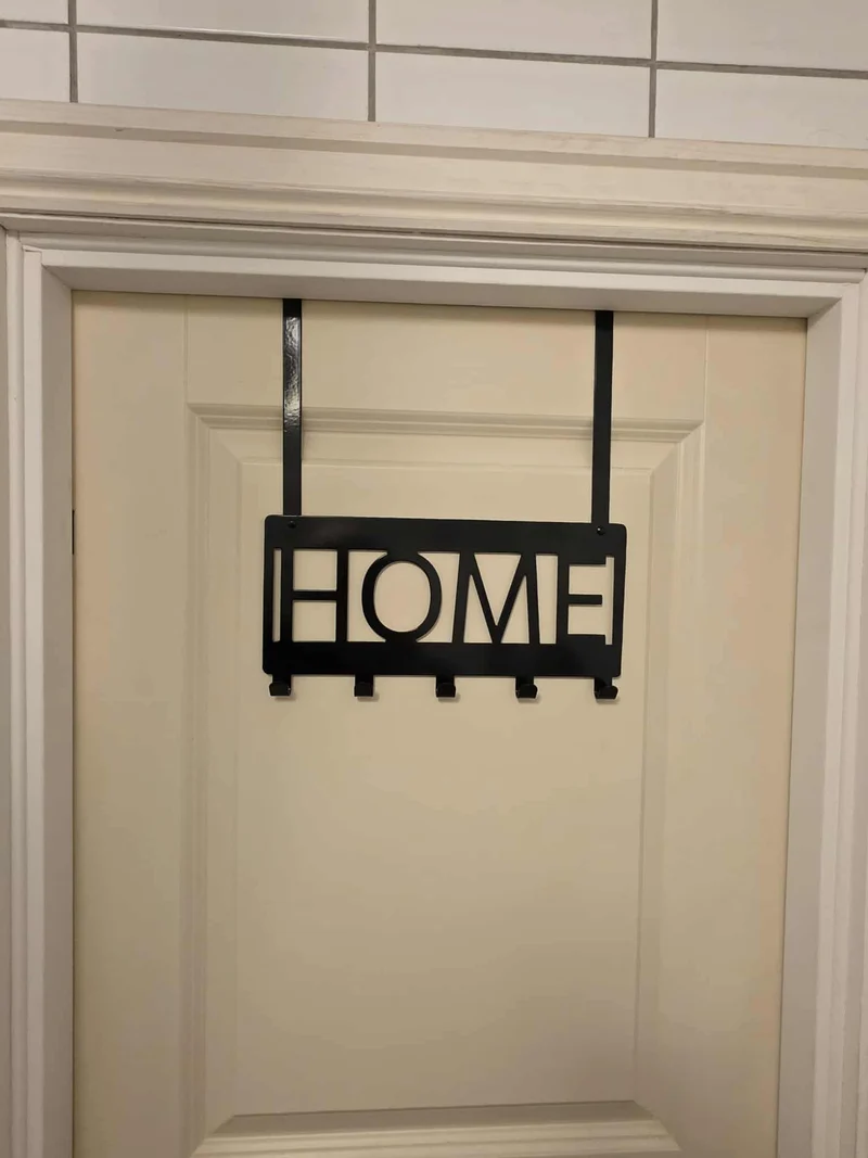 Dørhenger HOME i stål 30 x 33 cm - svart eller grå