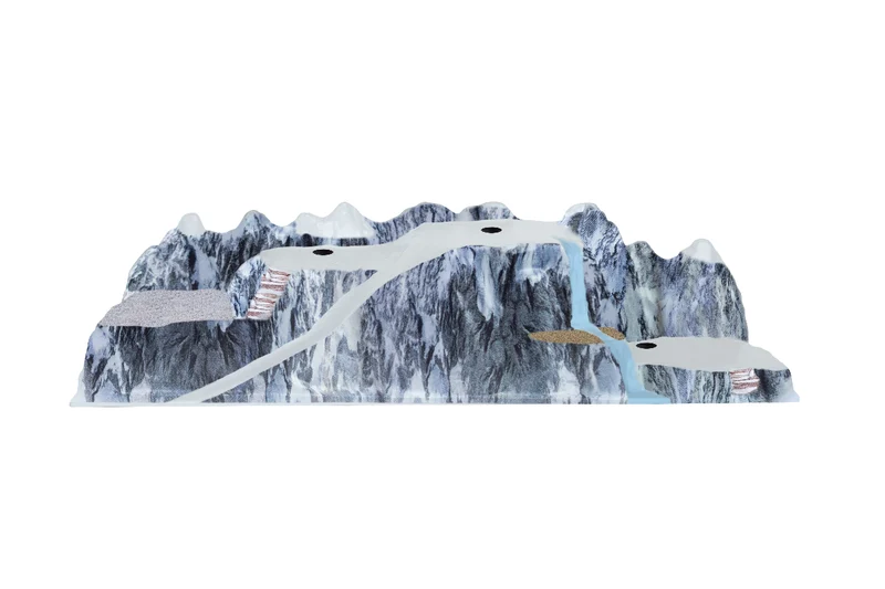 Bergfundament med vattenfall