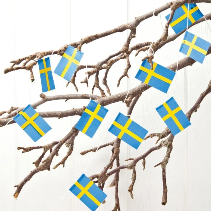 Flagggirlang med svenska flaggor i tyg