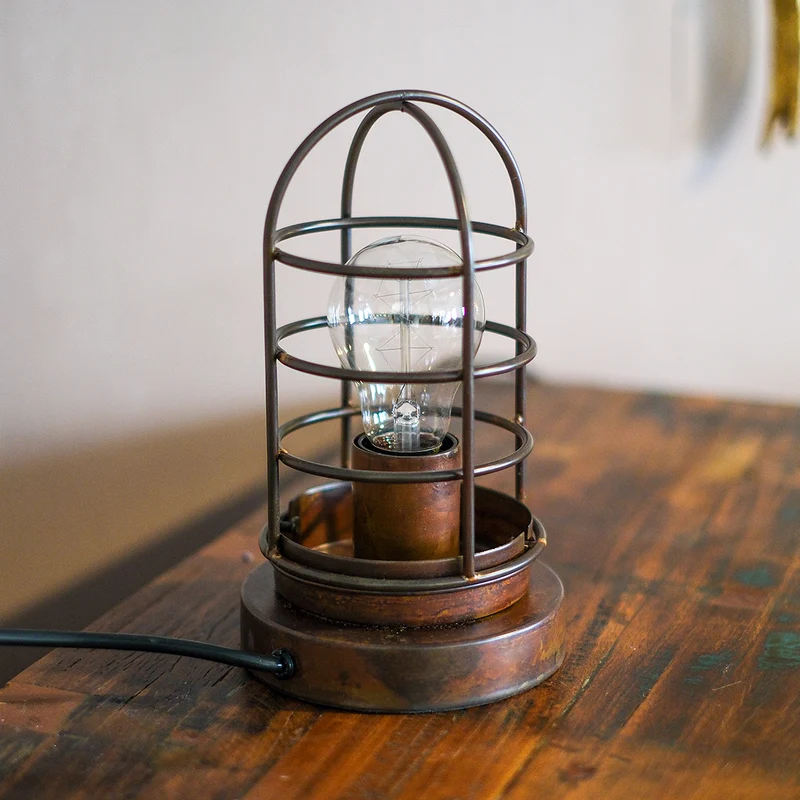 Bordslampa med galler - industriell stil