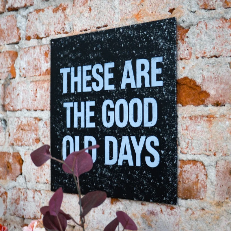 Skylt: ”These are the good old days”