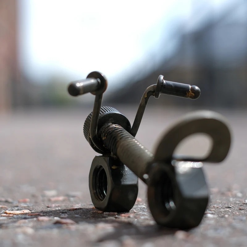 Cykel av återvunna skruvar/bultar